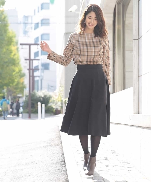 a.v.v（アーヴェヴェ）の「ギャザーチェックカフスブラウス[WEB限定サイズ]（シャツ/ブラウス・レディース・ネイビー/サンドベージュ・40/38/36/42/34）」の4枚目の写真