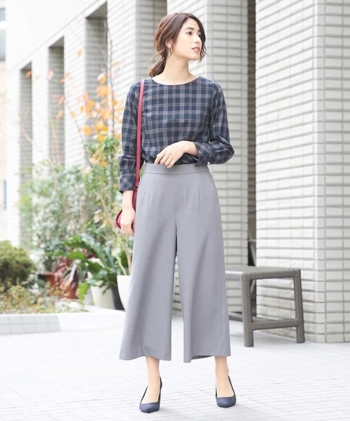 a.v.v（アーヴェヴェ）の「ギャザーチェックカフスブラウス[WEB限定サイズ]（シャツ/ブラウス・レディース・ネイビー/サンドベージュ・40/38/36/42/34）」の5枚目の写真