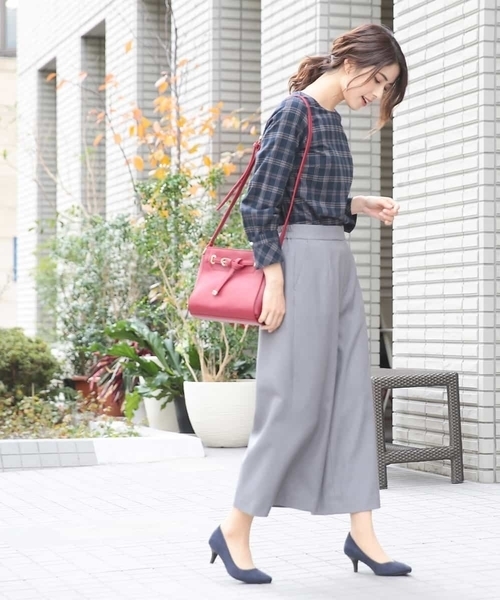 a.v.v（アーヴェヴェ）の「ギャザーチェックカフスブラウス[WEB限定サイズ]（シャツ/ブラウス・レディース・ネイビー/サンドベージュ・40/38/36/42/34）」の6枚目の写真