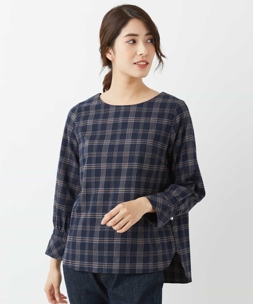 a.v.v（アーヴェヴェ）の「ギャザーチェックカフスブラウス[WEB限定サイズ]（シャツ/ブラウス・レディース・ネイビー/サンドベージュ・40/38/36/42/34）」の7枚目の写真