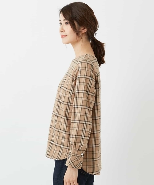 a.v.v（アーヴェヴェ）の「ギャザーチェックカフスブラウス[WEB限定サイズ]（シャツ/ブラウス・レディース・ネイビー/サンドベージュ・40/38/36/42/34）」の9枚目の写真