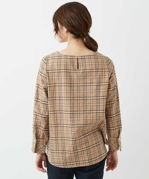 a.v.v（アーヴェヴェ）の「ギャザーチェックカフスブラウス[WEB限定サイズ]（シャツ/ブラウス・レディース・ネイビー/サンドベージュ・40/38/36/42/34）」の10枚目の写真