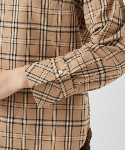 a.v.v（アーヴェヴェ）の「ギャザーチェックカフスブラウス[WEB限定サイズ]（シャツ/ブラウス・レディース・ネイビー/サンドベージュ・40/38/36/42/34）」の13枚目の写真