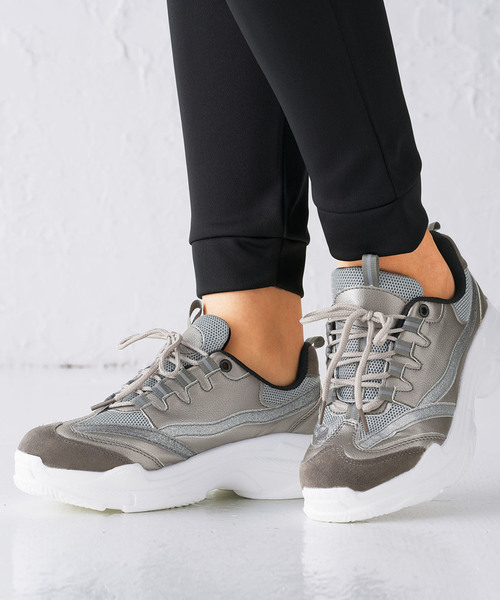 BELLUNA（ベルーナ）の「４Ｅ厚底ニュースニーカー（スニーカー・レディース・ホワイト/ブラック/ベージュ/ガンメタ・23/24/24.5/23.5/22.5）」の4枚目の写真