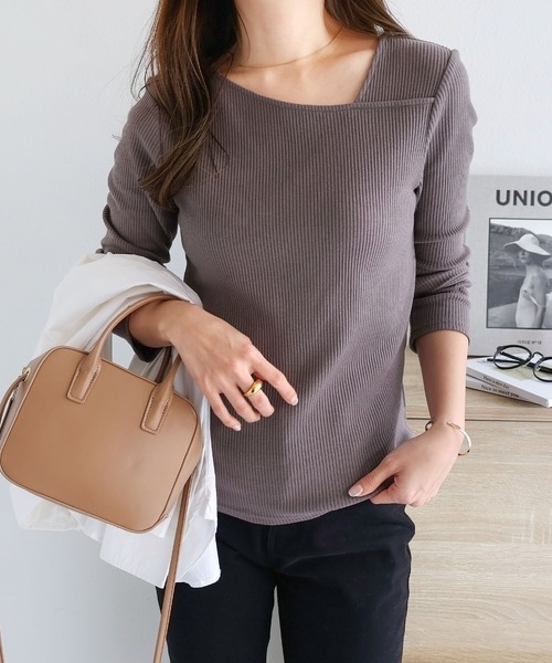 andme(アンドミー)の「テレコリブ長袖アシメネックTシャツ(Tシャツ/カットソー・レディース・ブルー系その他/ブラック/オフホワイト/チャコールグレー/ベージュ/ピンクベージュ/グリーン/イエロー/ブラウン系その他/ネイビー・M/L)」の3枚目の写真