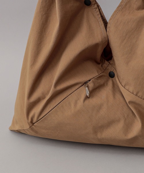 SLOW(スロウ)の「【SLOW/スロウ】wrap bag M/ショッパーショルダートートバッグ(トートバッグ・メンズ・カーキ/ブラック/ベージュ・FREE)」の11枚目の写真