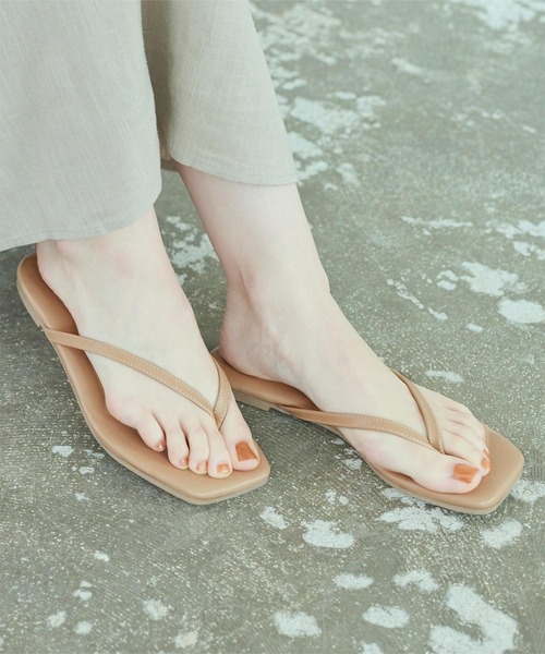 titivate(ティティベイト)の「スクエアトゥトングサンダル(サンダル・レディース・ホワイト系その他/オフホワイト/シルバー/ベージュ/ブラック・S/M/L/LL)」の5枚目の写真