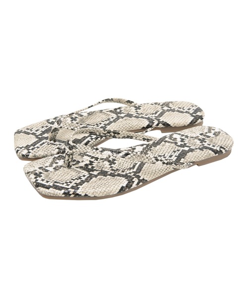 titivate(ティティベイト)の「スクエアトゥトングサンダル(サンダル・レディース・ホワイト系その他/オフホワイト/シルバー/ベージュ/ブラック・S/M/L/LL)」の3枚目の写真