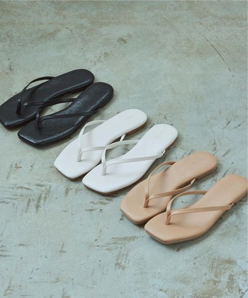 titivate(ティティベイト)の「スクエアトゥトングサンダル(サンダル・レディース・ホワイト系その他/オフホワイト/シルバー/ベージュ/ブラック・S/M/L/LL)」の2枚目の写真