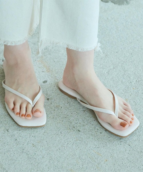 titivate(ティティベイト)の「スクエアトゥトングサンダル(サンダル・レディース・ホワイト系その他/オフホワイト/シルバー/ベージュ/ブラック・S/M/L/LL)」の11枚目の写真