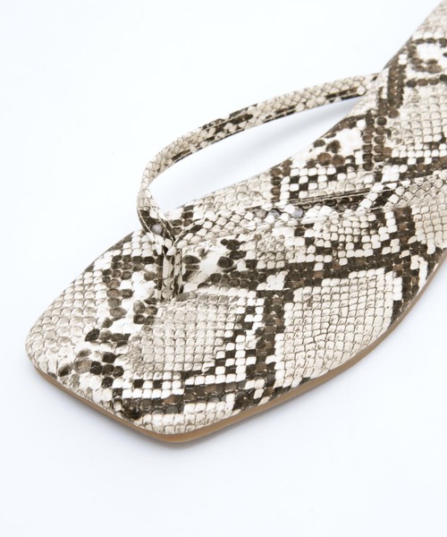 titivate(ティティベイト)の「スクエアトゥトングサンダル(サンダル・レディース・ホワイト系その他/オフホワイト/シルバー/ベージュ/ブラック・S/M/L/LL)」の10枚目の写真