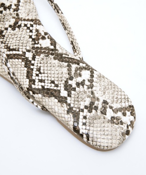 titivate(ティティベイト)の「スクエアトゥトングサンダル(サンダル・レディース・ホワイト系その他/オフホワイト/シルバー/ベージュ/ブラック・S/M/L/LL)」の12枚目の写真