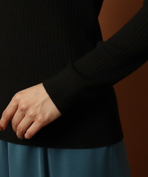 DRESSTERIOR（ドレステリア）の「◆【CLASSY.12月号掲載】ワイドリブクルーネック（ニット/セーター・レディース・ブラック/マスタード/ナチュラル・38/36）」の9枚目の写真