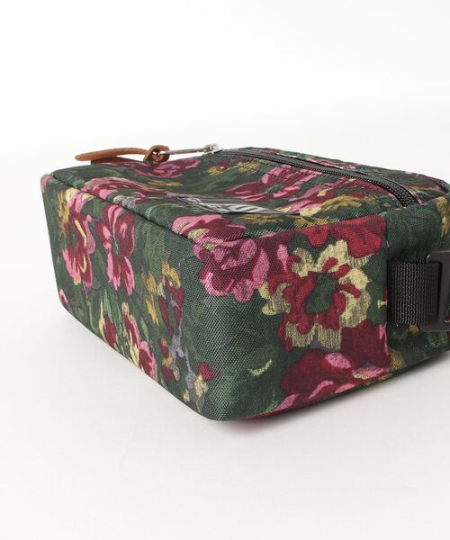 GREGORY（グレゴリー）の「PADDED SHOULDER POUCH S / パデッドショルダーポーチS / ガーデンタペストリー（ショルダーバッグ・メンズ・レッド系その他・FREE）」の3枚目の写真