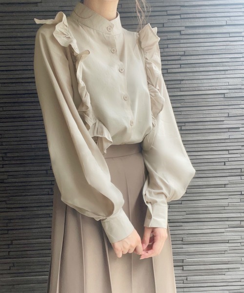 JUNOAH(ジュノア)の「スタンドカラーフリルブラウス(シャツ/ブラウス・レディース・ブラック/ホワイト/ブルー/ベージュ/グレー/キャメル・MEDIUM/LARGE)」の4枚目の写真