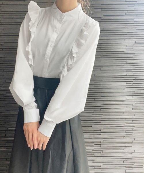 JUNOAH(ジュノア)の「スタンドカラーフリルブラウス(シャツ/ブラウス・レディース・ブラック/ホワイト/ブルー/ベージュ/グレー/キャメル・MEDIUM/LARGE)」の2枚目の写真
