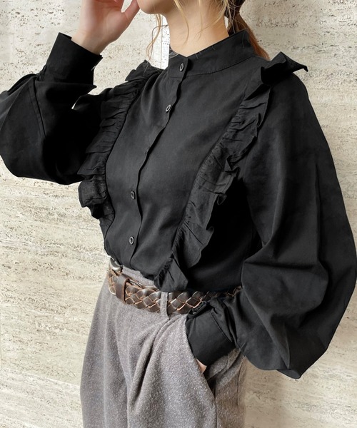 JUNOAH(ジュノア)の「スタンドカラーフリルブラウス(シャツ/ブラウス・レディース・ブラック/ホワイト/ブルー/ベージュ/グレー/キャメル・MEDIUM/LARGE)」の3枚目の写真