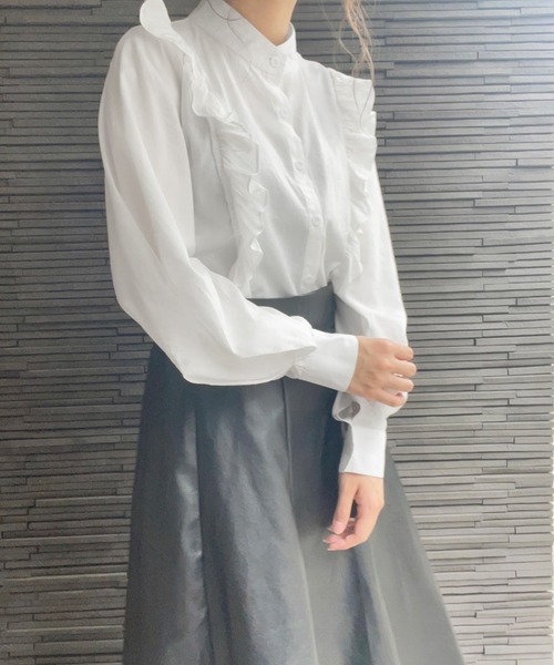 JUNOAH(ジュノア)の「スタンドカラーフリルブラウス(シャツ/ブラウス・レディース・ブラック/ホワイト/ブルー/ベージュ/グレー/キャメル・MEDIUM/LARGE)」の8枚目の写真