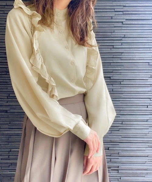 JUNOAH(ジュノア)の「スタンドカラーフリルブラウス(シャツ/ブラウス・レディース・ブラック/ホワイト/ブルー/ベージュ/グレー/キャメル・MEDIUM/LARGE)」の9枚目の写真