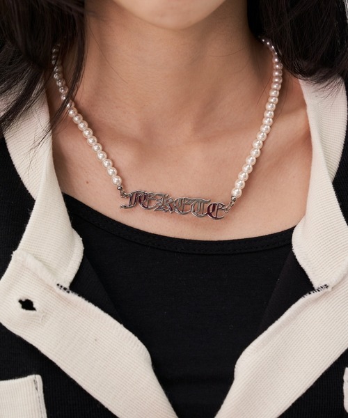 FEKETE（フェケテ）の「FEKETE MADE METAL LOGO PEARL NECKLACE（ネックレス・レディース・シルバー・FREE）」の4枚目の写真