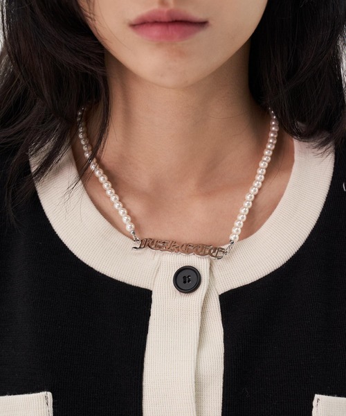 FEKETE（フェケテ）の「FEKETE MADE METAL LOGO PEARL NECKLACE（ネックレス・レディース・シルバー・FREE）」の5枚目の写真