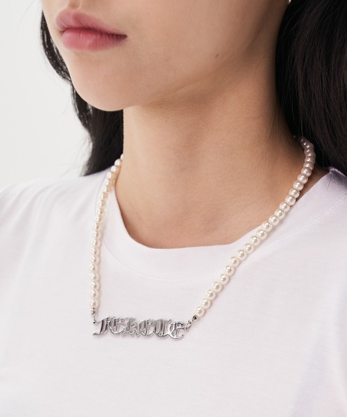FEKETE（フェケテ）の「FEKETE MADE METAL LOGO PEARL NECKLACE（ネックレス・レディース・シルバー・FREE）」の3枚目の写真