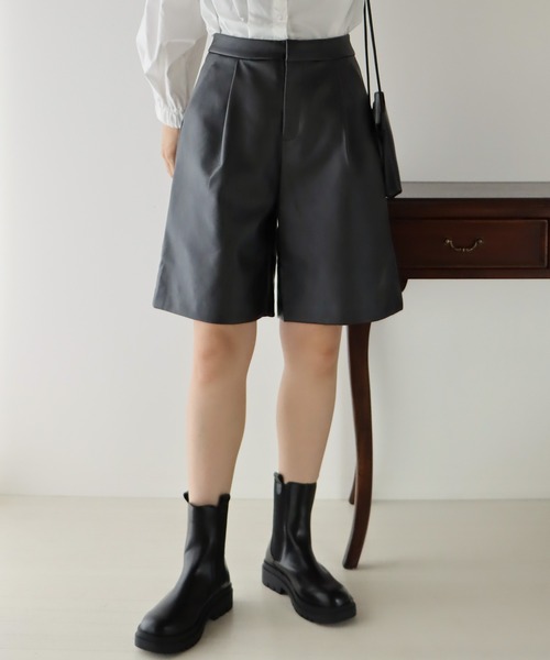 BLUEEAST(ブルーイースト)の「タックショートパンツ(その他パンツ・レディース・ブラック/ブラウン/アイボリー/ダークブラウン/アイボリー系/ブラック系/ベージュ系・MEDIUM/SMALL/LARGE)」の3枚目の写真