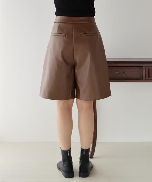 BLUEEAST(ブルーイースト)の「タックショートパンツ(その他パンツ・レディース・ブラック/ブラウン/アイボリー/ダークブラウン/アイボリー系/ブラック系/ベージュ系・MEDIUM/SMALL/LARGE)」の15枚目の写真