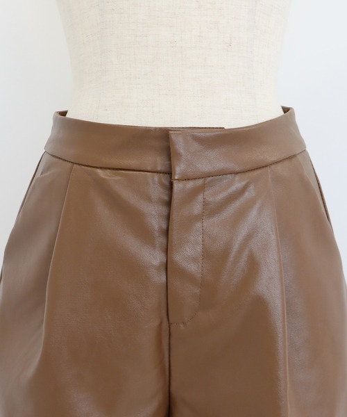 BLUEEAST(ブルーイースト)の「タックショートパンツ(その他パンツ・レディース・ブラック/ブラウン/アイボリー/ダークブラウン/アイボリー系/ブラック系/ベージュ系・MEDIUM/SMALL/LARGE)」の16枚目の写真