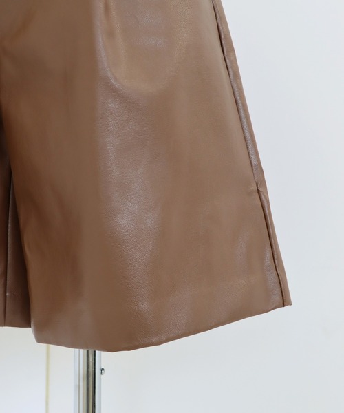 BLUEEAST(ブルーイースト)の「タックショートパンツ(その他パンツ・レディース・ブラック/ブラウン/アイボリー/ダークブラウン/アイボリー系/ブラック系/ベージュ系・MEDIUM/SMALL/LARGE)」の21枚目の写真