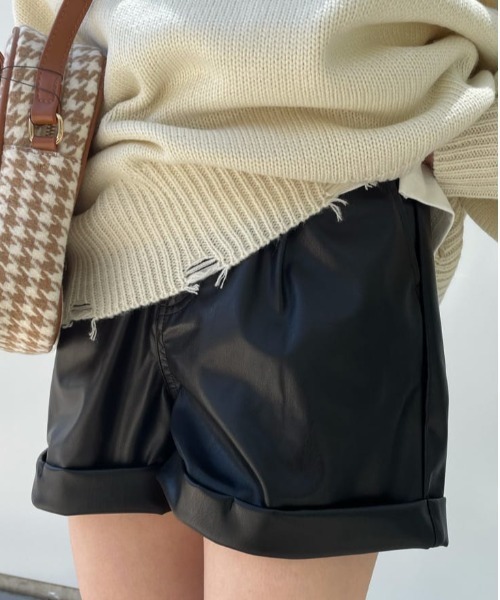 WEGO（ウィゴー）の「WEGO/フェイクレザーショートパンツ（その他パンツ・レディース・ブラック/ダークグリーン/オフホワイト・FREE）」の9枚目の写真