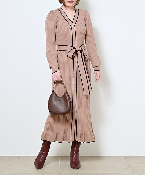 SNIDEL（スナイデル）の「Sustainableフロントボタンニットワンピース（ワンピース・レディース・ベージュ/ワインレッド/ブラック・FREE）」の10枚目の写真