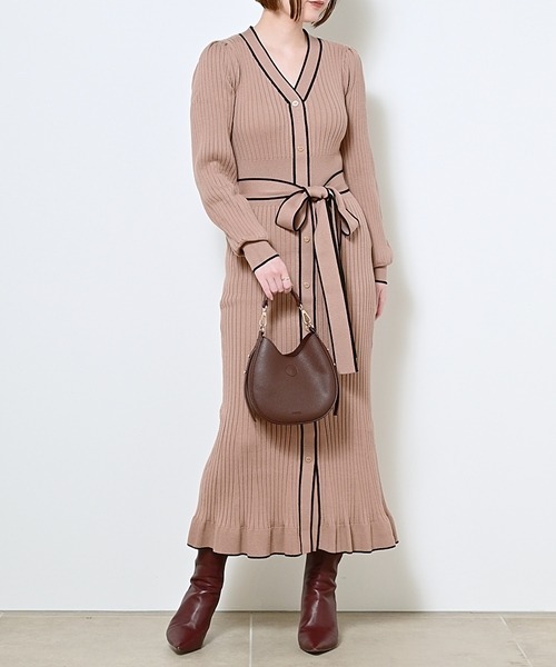 SNIDEL（スナイデル）の「Sustainableフロントボタンニットワンピース（ワンピース・レディース・ベージュ/ワインレッド/ブラック・FREE）」の11枚目の写真