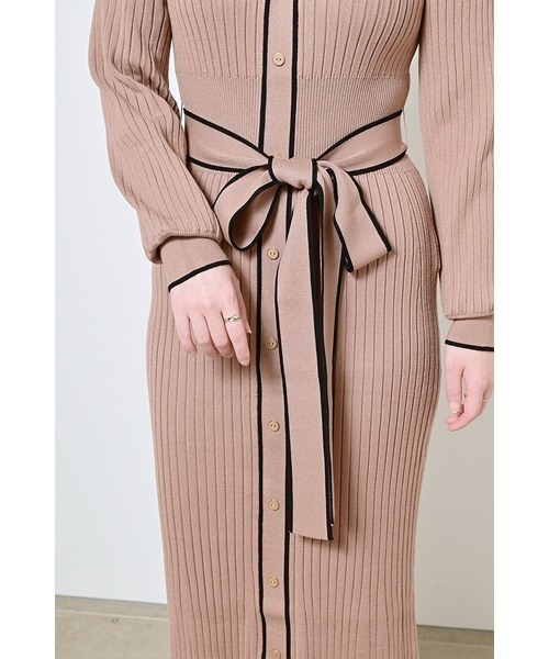 SNIDEL（スナイデル）の「Sustainableフロントボタンニットワンピース（ワンピース・レディース・ベージュ/ワインレッド/ブラック・FREE）」の13枚目の写真