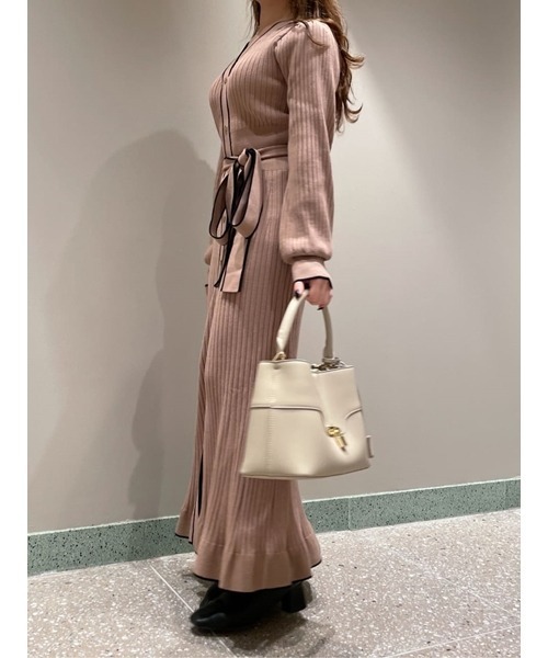 SNIDEL（スナイデル）の「Sustainableフロントボタンニットワンピース（ワンピース・レディース・ベージュ/ワインレッド/ブラック・FREE）」の9枚目の写真