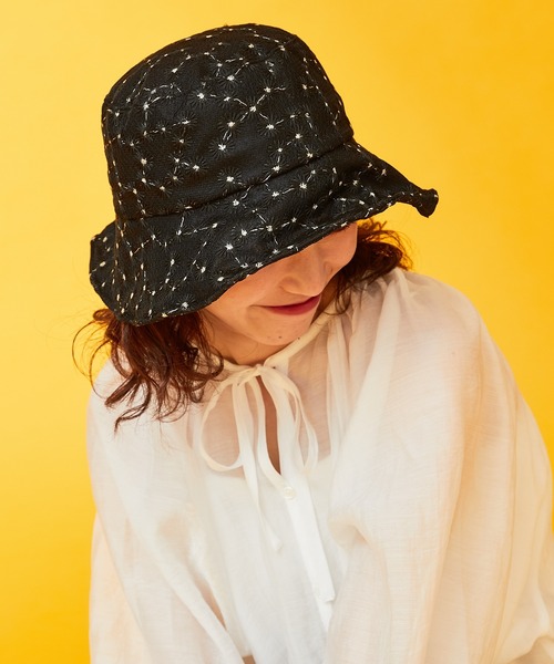 HELLO.SANFRANCISCO(ハローサンフランシスコ)の「【HELLO.SANFRANCISCO】透かしフラワーバケットハット(ハット・レディース・ブラック/ブルー・ONE SIZE)」の1枚目の写真