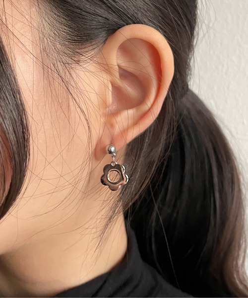 CEMONEMO(セモネモ)の「【金属アレルギー対応】 デイジー ドロップピアス / サージカルステンレス 316L(ピアス(両耳用)・レディース・ゴールド/シルバー・FREE)」の7枚目の写真