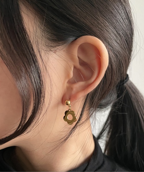 CEMONEMO(セモネモ)の「【金属アレルギー対応】 デイジー ドロップピアス / サージカルステンレス 316L(ピアス(両耳用)・レディース・ゴールド/シルバー・FREE)」の5枚目の写真