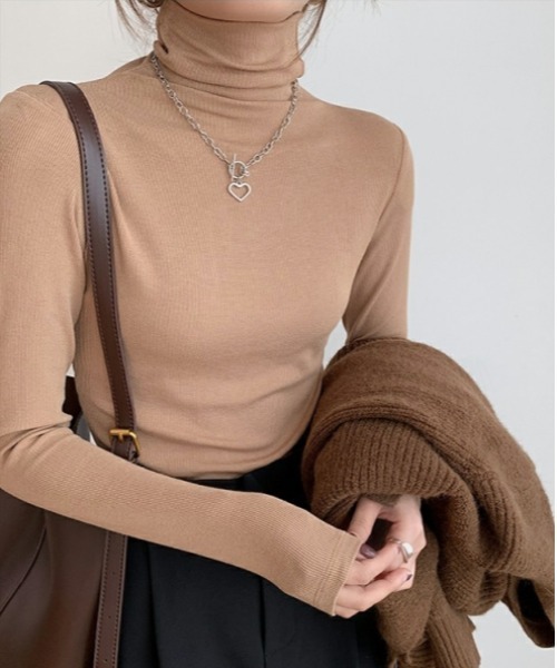 RR TOKYO（アールアールトウキョウ）の「コンフォートハイネック（Tシャツ/カットソー・レディース・ブラック/ベージュ/アイボリー/ブラウン/グレー・FREE）」の5枚目の写真