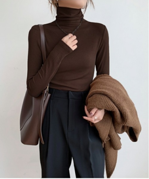 RR TOKYO（アールアールトウキョウ）の「コンフォートハイネック（Tシャツ/カットソー・レディース・ブラック/ベージュ/アイボリー/ブラウン/グレー・FREE）」の4枚目の写真