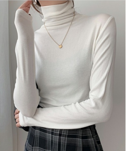 RR TOKYO（アールアールトウキョウ）の「コンフォートハイネック（Tシャツ/カットソー・レディース・ブラック/ベージュ/アイボリー/ブラウン/グレー・FREE）」の2枚目の写真