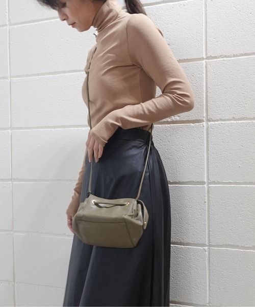 RR TOKYO（アールアールトウキョウ）の「コンフォートハイネック（Tシャツ/カットソー・レディース・ブラック/ベージュ/アイボリー/ブラウン/グレー・FREE）」の17枚目の写真