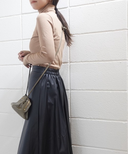 RR TOKYO（アールアールトウキョウ）の「コンフォートハイネック（Tシャツ/カットソー・レディース・ブラック/ベージュ/アイボリー/ブラウン/グレー・FREE）」の21枚目の写真