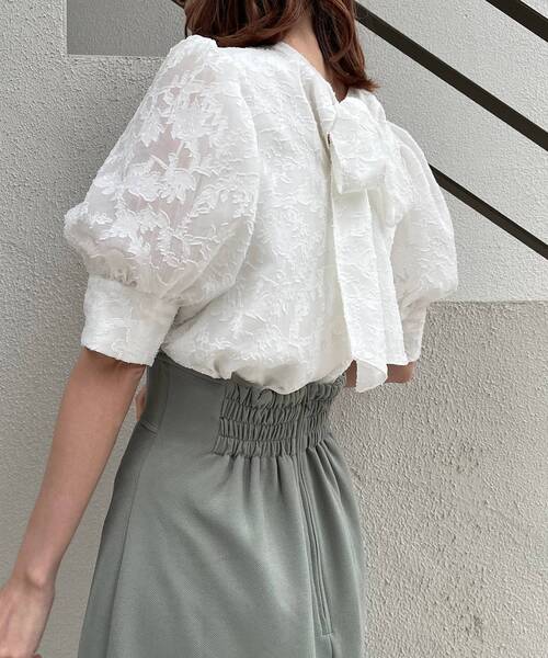 MAJESTIC LEGON（マジェスティックレゴン）の「エアリーバックリボンアソートブラウス（シャツ/ブラウス・レディース・ライトグレー/アイボリー/ホワイト系その他/ブラック系その他・MEDIUM）」の16枚目の写真