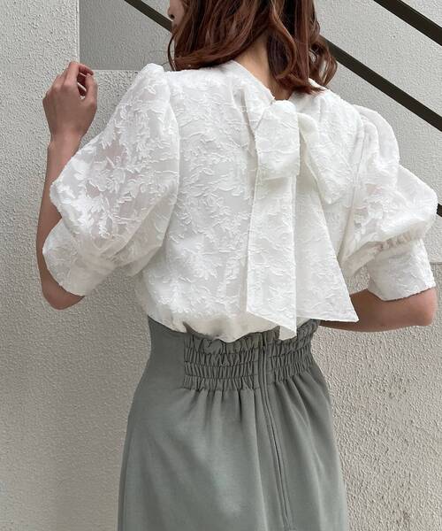 MAJESTIC LEGON（マジェスティックレゴン）の「エアリーバックリボンアソートブラウス（シャツ/ブラウス・レディース・ライトグレー/アイボリー/ホワイト系その他/ブラック系その他・MEDIUM）」の17枚目の写真