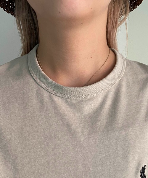 FRED PERRY(フレッドペリー)の「〈WEB限定〉【FRED PERRY/フレッドペリー】バイカラーTシャツ(Tシャツ/カットソー・レディース・グリーン/キャメル・SMALL)」の8枚目の写真
