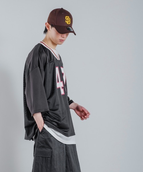 improves（インプローブス）の「メッシュ ナンバリングプリント オーバーサイズ Vネック Tシャツ（Tシャツ/カットソー・メンズ・ブラック/グリーン/パープル・MEDIUM/LARGE/X-LARGE）」の8枚目の写真