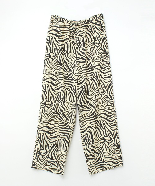 RNA（アールエヌエー）の「R3991 アニマルプリントイージーパンツ（スラックス・レディース・ブラック×ホワイト/レオパード/パープル・MEDIUM）」の2枚目の写真