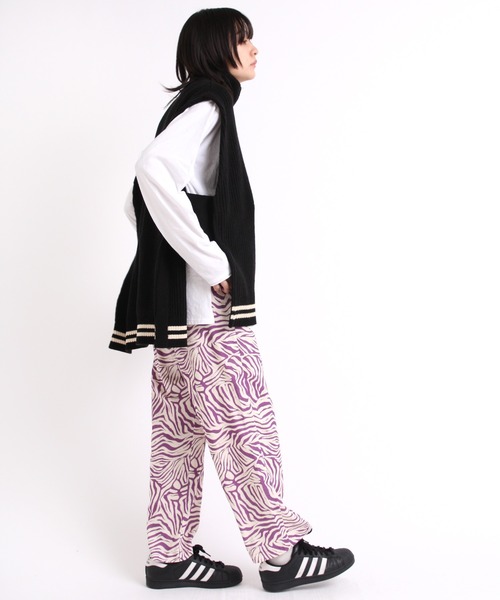 RNA（アールエヌエー）の「R3991 アニマルプリントイージーパンツ（スラックス・レディース・ブラック×ホワイト/レオパード/パープル・MEDIUM）」の4枚目の写真