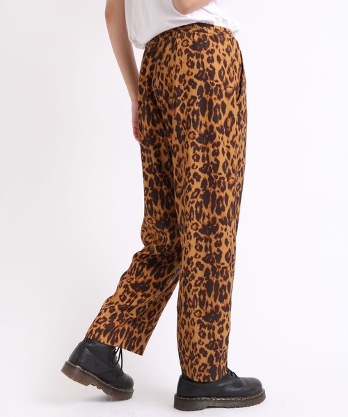 RNA（アールエヌエー）の「R3991 アニマルプリントイージーパンツ（スラックス・レディース・ブラック×ホワイト/レオパード/パープル・MEDIUM）」の20枚目の写真